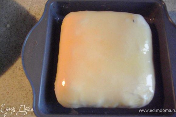 9.Пирог закрываем оставшимся 1\3 частью теста. Запекать приблизительно 20 минут в духовке до 200 градусов и еще 20 минут до 180 градусов. Перед удалением пирога из духовки,поверхность пирога посыпать тертым сыром .