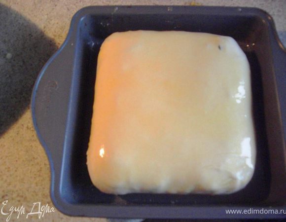 9.Пирог закрываем оставшимся 1\3 частью теста.
Запекать приблизительно 20 минут  в духовке до 200 градусов и еще 20 минут  до 180 градусов. Перед удалением пирога из духовки,поверхность пирога посыпать тертым сыром .