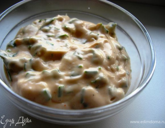 10.Пирог совсем не сухой, даже наоборот, но можно предложить и соус. Я  сделала очень простo: 3 столовых ложки майонеза, 0,5 столовoй ложки  кетчупа , 0,5 столовoй ложки  белого хрена и многo укропa и петрушки.
Приятного аппетита!