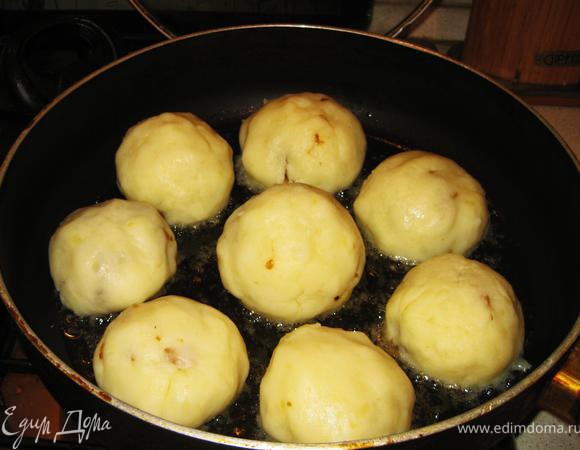 Берем большую ложку и начинаем собственно делать котлетки.
Размер их вы можете регулировать сами, как вам больше нравится. 
Берем пюре в руку и делаем углубление и закладываем туда грибочки, аккуратно заштопываем дырочку и отправляем на разогретую сковородку с маслом. 


