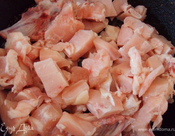 Грудку режем на кусочки, и обжариваем немного