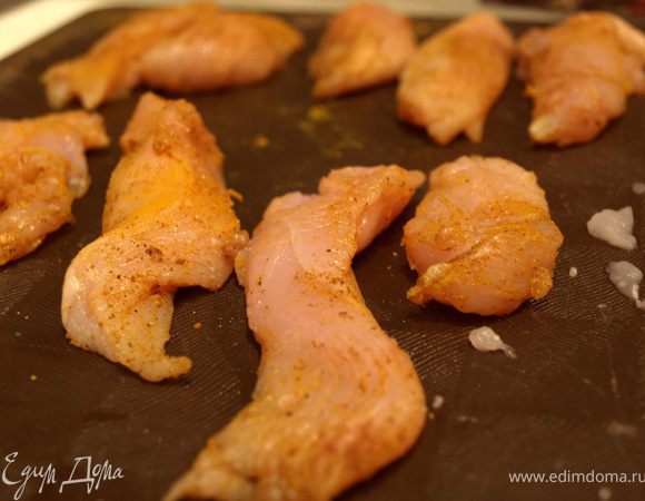 Разделываем грудку на филе, режем длиненькими ломтиками. Приправляем куркумой, корицей, солью и перцем. 