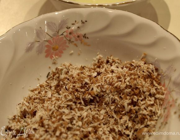 В мисочке смешиваем измельченные сухари и кокосовую стружку в пропорции 1:1. В другую миску отделяем 2 белка.