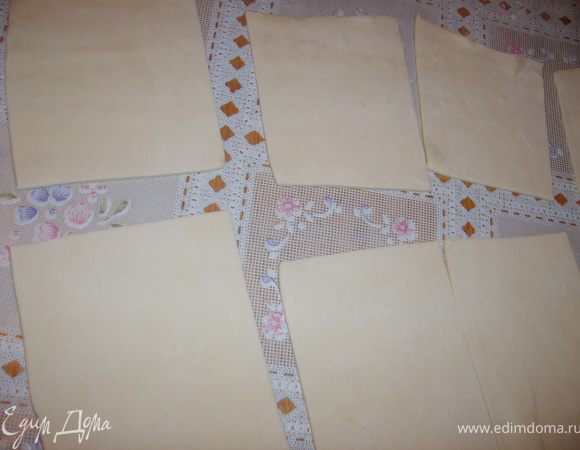 Раскатываем его и разрезаем на квадратики, или прямоугольники