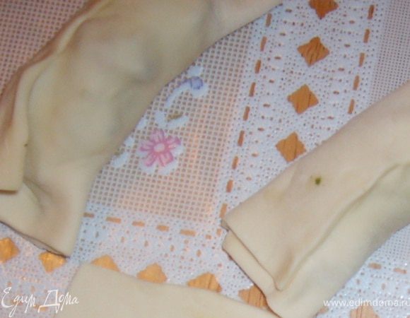 вот такие рулетики, (забыла сделать фото для этого шага) укладываем их на противень, смазываем яйцом посыпаем маком и кунжутом