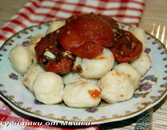 Картофель отвариваем в мундирах, чистим и пюрируем блендером, добавляем 1 яйцо и сливочное масло. солим, перчим, добавляем итальянские травы. По-тихоньку вводим муку и тщательно вымешиваем тесто до эластичной консистенции. Важно вымесить тесто так, чтоб не приставало к рукам! Ставим большую кастрюлю с соленой водой, и отщипывая небольшие кусочки формируем щарики. Опускаем шарики в кипящую воду и варим 5 минут после того, как они всплывут. Подаем с вялеными помидорами.