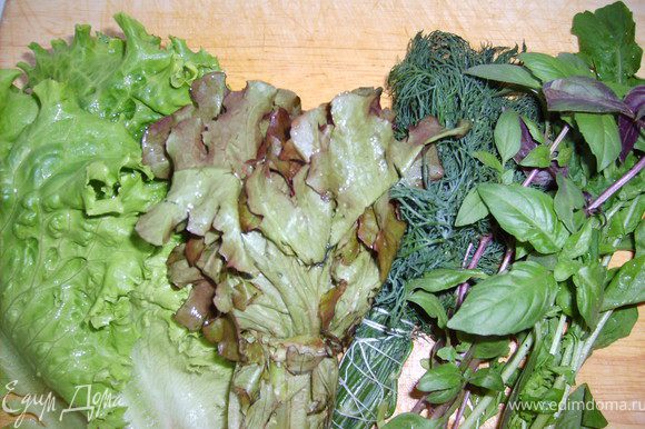 Рвем листья салата в салатницу, можно и порезать мелко