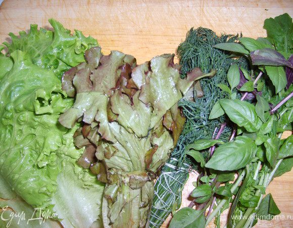 Рвем листья салата в салатницу, можно и порезать мелко