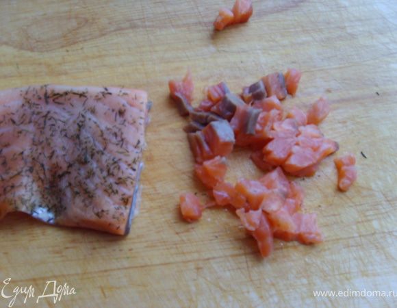 Семгу порезать кубиками,не мелко