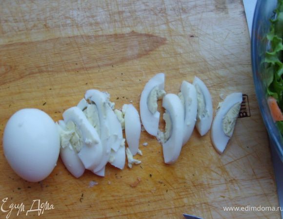Яйца также измельчаем