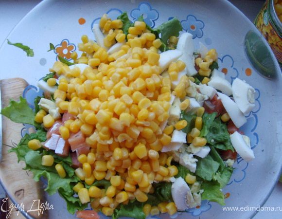 Добавляем кукурузу, соль, укроп, масло и 
