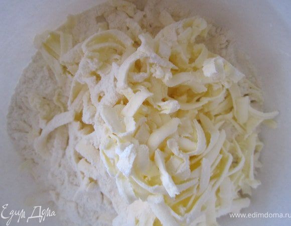 Начнем с самого торта.
Приготовить тесто на коржи.
Маргарин перетереть с мукой