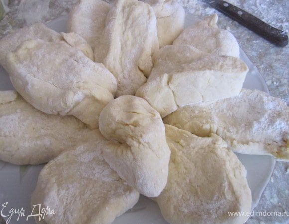 Тесто разделить на 10 частей, поставить в холодильник на 30 минут.