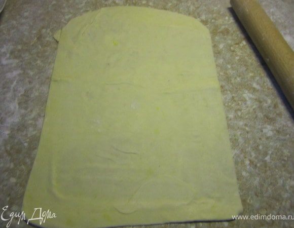 Духовку разогреть до 180 градусов.
та из холодильника, раскатать до нужной формы.
