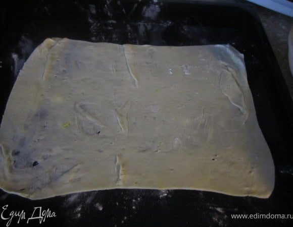 Выложить на противень, проколоть вилочкой. Выпекать до золотистого цвета.