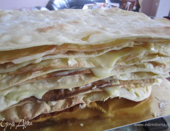 Выпечь все коржи. Они получаются пузырчатыми и не ровными, это не страшно.