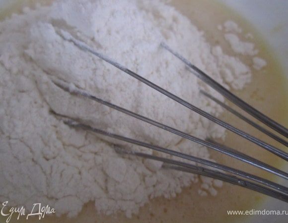 Приготовить заварной крем.
400 мл. молока вскипятить.
Сахар смешать с мукой. Яйцо хорошо перемешать, добавить сахар с мукой, перемешать.