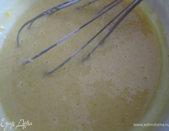В горячее молоко тоненькой струйкой, помешивая ввести яично-мучную смесь.