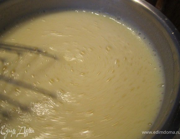 Варить крем, на маленьком огне, постоянно помешивая.