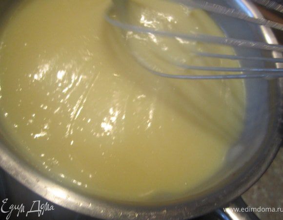 Пока не начнет густеть. И не начнет пузырится.))
Оставить крем охлаждаться.