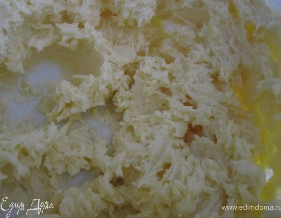 Масляный крем. Масло взбить, чтобы оно посветлело. Добавить сгущенку, аккуратно взбить.