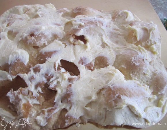 Коржи попеременно перемазать кремом, один масляным