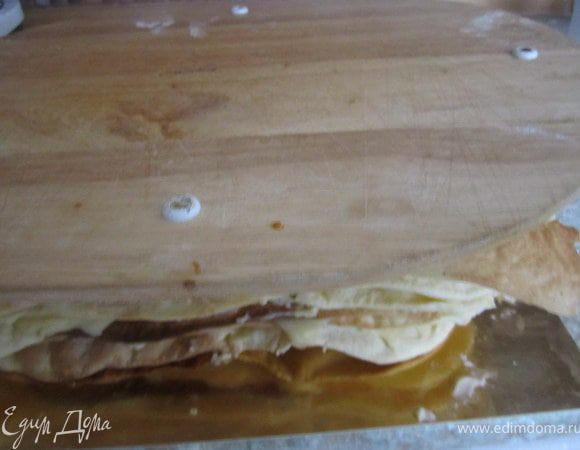 Взять большую доску, положить на верх тортика.