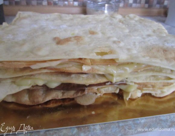 И немного его придавить, чтобы коржи просели. Но тут важно не перестараться, чтобы крем весь не убежал:) Просто нужно немного коржи прижать.
Поставить торт в холодильник.