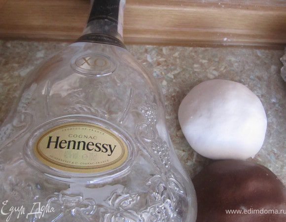 А сейчас немного о украшении торта.
Делать их лучше заблаговременно (за 3-4 дня), чтобы хорошо высохло.
Для украшения на нужно бутылка(которая подходит по размеру торта), шокомастика и желатиновая мастика.