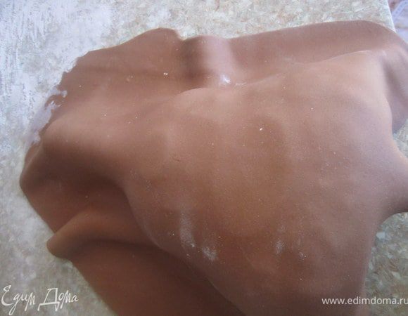 Раскатать мастику, положить на бутылку.