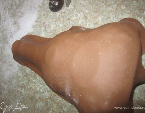 Аккуратно разгладить.Края немного завернуть под низ.