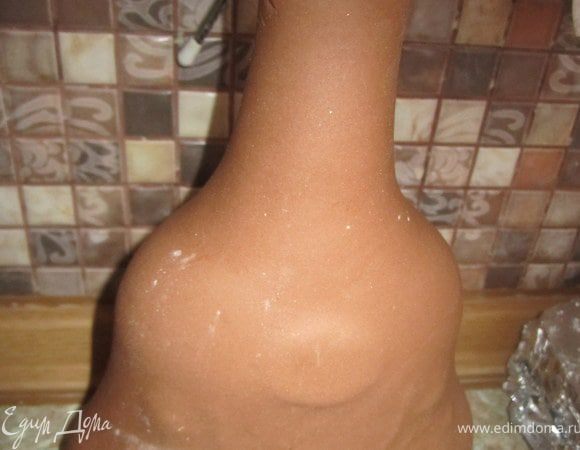 Оставить бутылку сохнуть.Для того чтобы бутылка блестела, можно пройтись по ней губкой смоченной в водке. Бутылку нужно оставить минимум на ночь.
Когда мастика уже подсохла, аккуратно достать бутылку и уже оставить подсыхать бутылку из мастики.