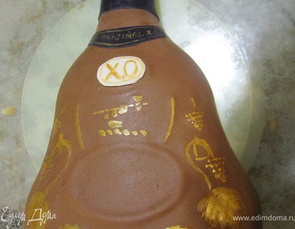 После того как бутылка высохла, ее можно разрисовать кандурином, добавить черные и белые этикетки ( из мармышковой мастики)