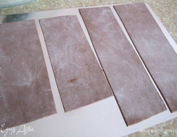 Предварительно приготовить шокодосточки, для боков торта. Раскатать мастику и вырезать полоски нужной формы.