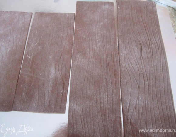 С помощью зубочистки или ножа для пиццы прорисовать структуру дерева. Для блеска, пройтись губкой смоченной водкой. Оставить сохнуть на ночь.