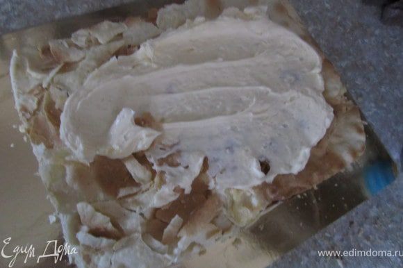 Возвращаемся к тортику. Подготовить масляный крем для покрытия. Нанести на торт, выровнять. и поставить на 30 минут в холодильник. Можно сильно идеально не ровнять, так как верх будет не ровный, а бока главное чтобы досточки хорошо легли.