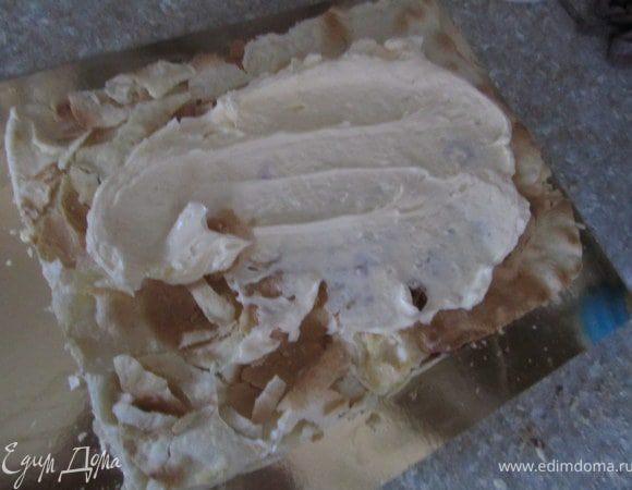 Возвращаемся к тортику.
Подготовить масляный крем для покрытия. Нанести на торт, выровнять. и поставить на 30 минут в холодильник. Можно сильно идеально не ровнять, так как верх будет не ровный, а бока главное чтобы досточки хорошо легли.