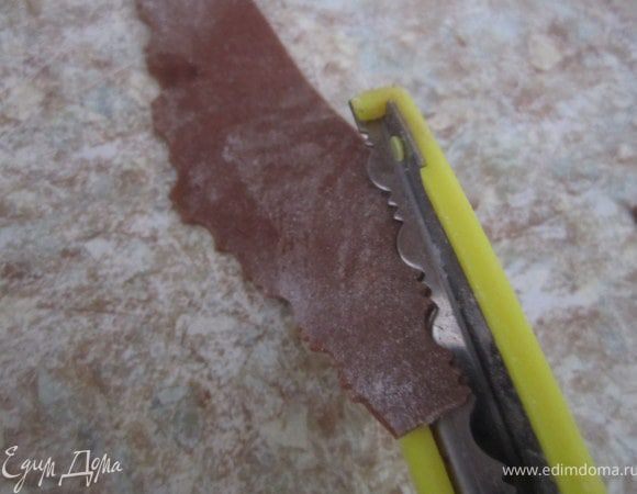 На уголки вырезать полоски.