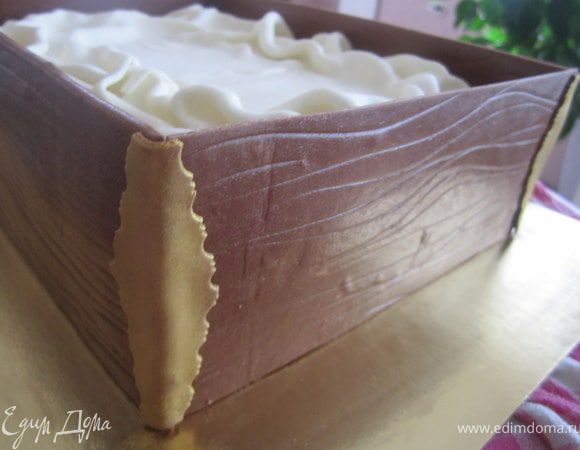 Прикрепить, предварительно немного смочив водой.