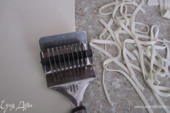 Из белой мастики нарезать тоненькие полосочки, мне тут пригодился нож для нарезания лапши:))