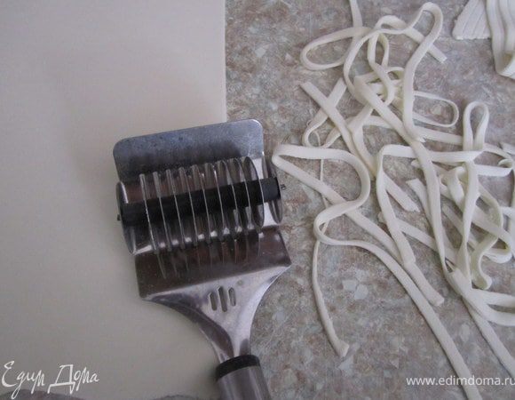 Из белой мастики нарезать тоненькие полосочки, мне тут пригодился нож для нарезания лапши:))