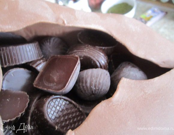 Бутылку можно заполнить конфетами.