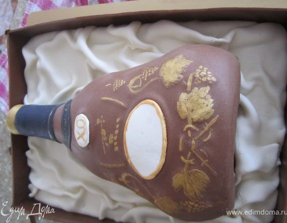 Выложить бутылку на торт.