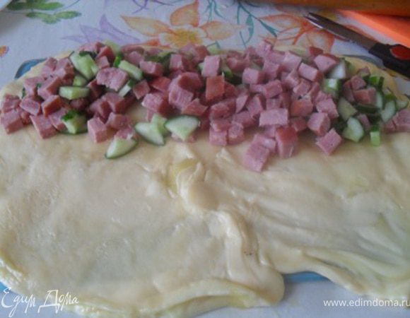 Растопленный сыр раскатать, уложить на пласт сыра начинку, свернуть в рулет.