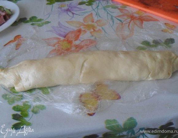 Завернуть рулет в пищевую пленку,убрать в холод на 2 часа.