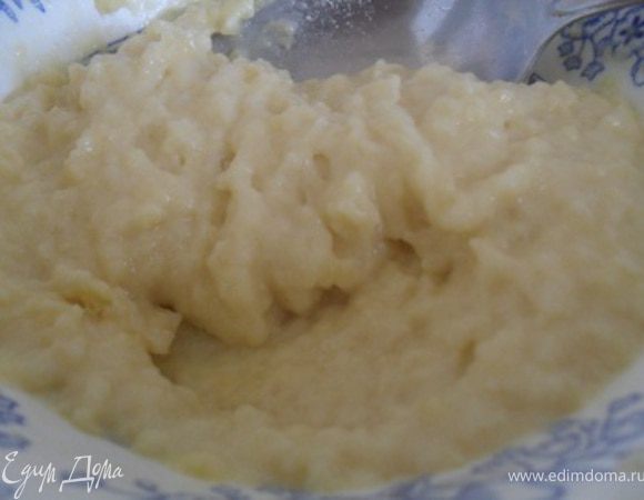 Приготовить булочки, растопив на плите маргарин, влить в растопленный маргарин воду, дать закипеть, после добавить муку, взбить до исчезновения комков.Дать мучной массе остыть, разбить в нее яйцо, опять хорошо взбить.