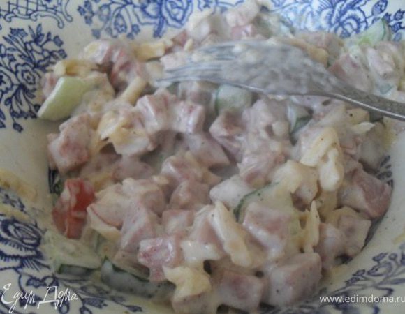 Ветчину и огурец порезать кубиком, сыр натереть на терке.Смешать все ингредиенты, добавить соль и перец, заправить майонезом.