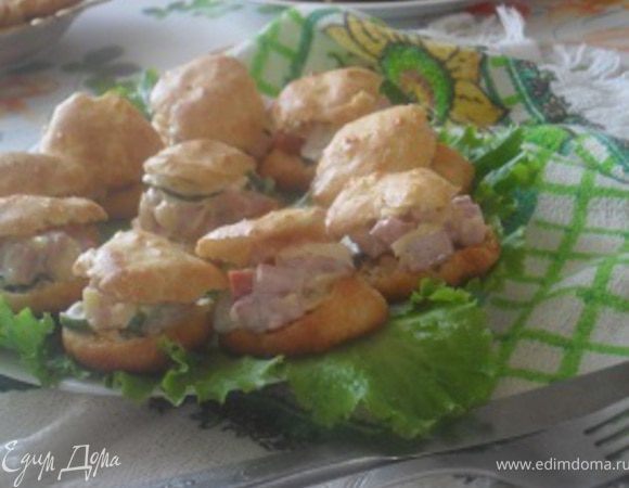 Готовые булочки охладить, срезать с каждой верхушку (крышечка), заполнить булочки начинкой, закрыть крышечкой.Охладить и подать.Легко и ооочень вкусно, попробуйте!:)
