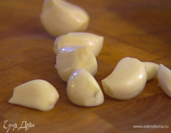 Зубчики чеснока почистить и раздавить плоской стороной ножа.