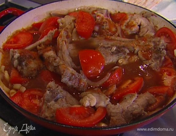 Вернуть в кастрюлю мясо, влить вино, овощной бульон и соус сацебели, все перемешать, добавить розмарин и перец горошком, накрыть крышкой и томить ягнятину на медленном огне не меньше часа. 